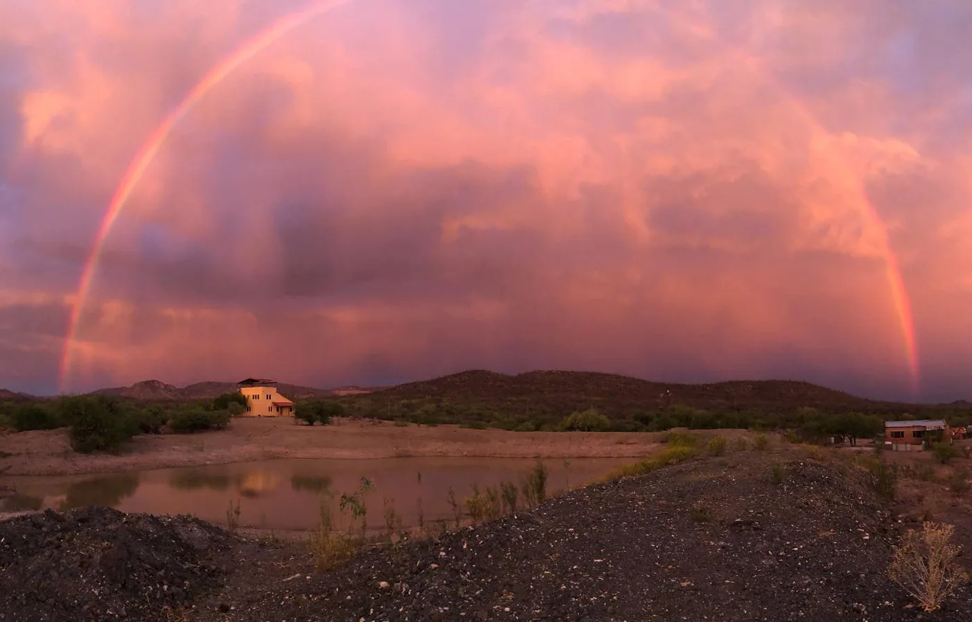 Atardecer con arcoíris sobre el Rancho El Chupadero